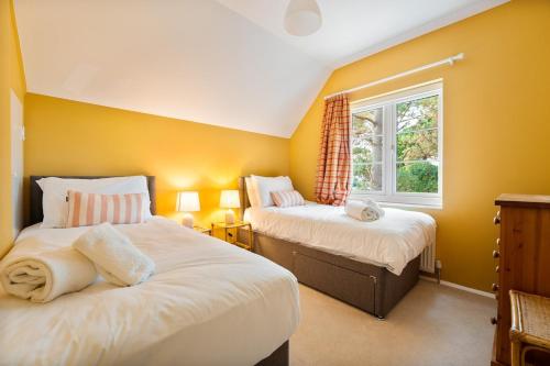 Ένα ή περισσότερα κρεβάτια σε δωμάτιο στο Sandbanks Seaside Escape Private Beachfront Access