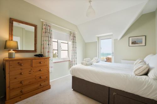 Ένα ή περισσότερα κρεβάτια σε δωμάτιο στο Sandbanks Seaside Escape Private Beachfront Access