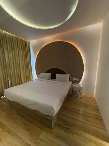 ein Schlafzimmer mit einem großen Bett und einer runden Decke in der Unterkunft The Moon Hotel in Nerul