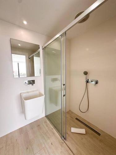 a bathroom with a shower and a sink at Rincón Albufereta Piscina, Sierra y Mar in Alicante