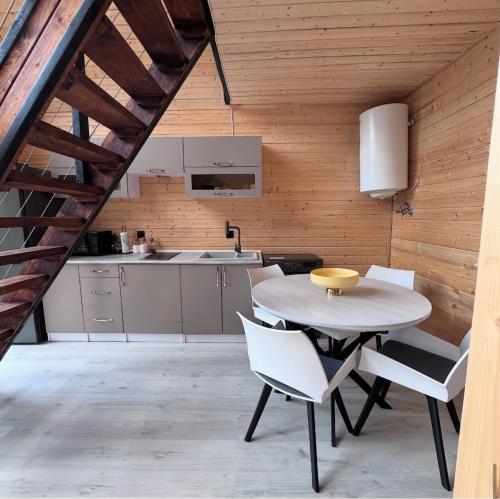 ディリジャンにあるOne in Dilijanの部屋にテーブルと椅子のあるキッチン