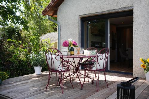 a table and four chairs on a deck at TREE LODGY - Linae in Ray-sur-Saône