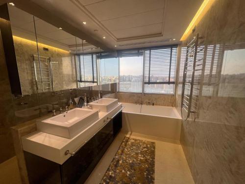 Kamar mandi di Moison Penthouse
