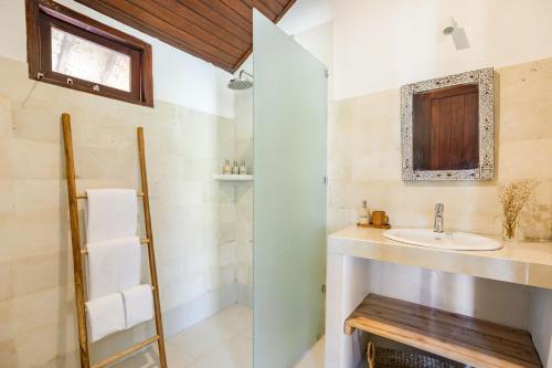 Un baño de Peaceful private villa in Ubud