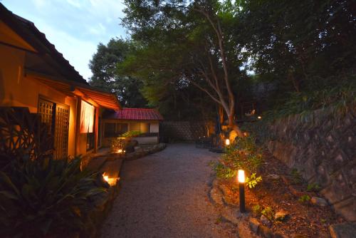 a garden with lights in front of a building at 鈴音 by 4S STAY in Sanuki