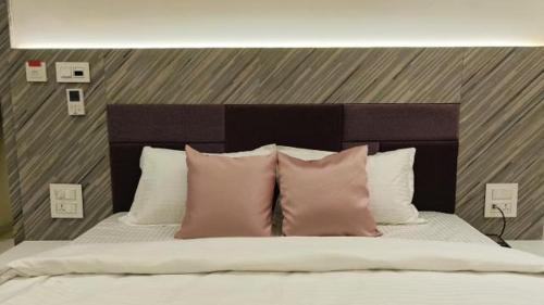 Ένα ή περισσότερα κρεβάτια σε δωμάτιο στο Hotel Pritam, Nagpur