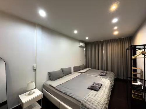 une chambre avec un grand lit dans une pièce dans l'établissement 4BR 12PAX 7min walk to Samitivej Sukhumvit Hospital, à Klong Toi