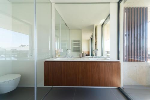 ein Badezimmer mit Waschbecken und Toilette in der Unterkunft Cascais Sandwoods Luxury Villa in Cascais