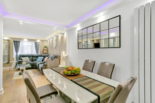 a living room with a dining table and a couch at Aspen Close 4 Bedroom Retreat with Spa, Sauna and Gym in Buckinghamshire