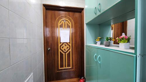 a wooden door with a sign on it in a hallway at 반월당 스테이션 #1 in Daegu