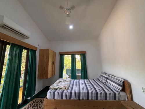 Una cama o camas en una habitación de GREEN NEST HOSTEL - Anjuna - North Goa