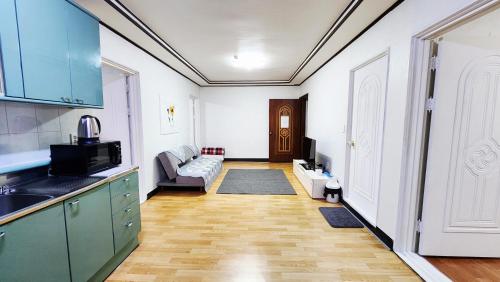 a room with a kitchen and a living room at 반월당 스테이션 #1 in Daegu