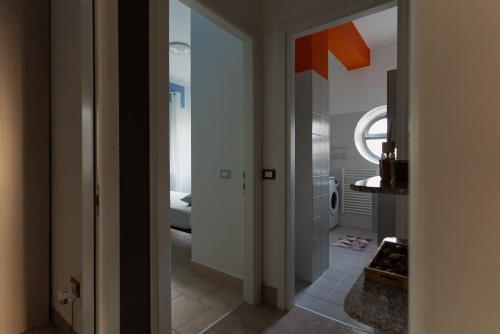Habitación con pasillo y baño. en GajoSanti apartments, en Vicenza