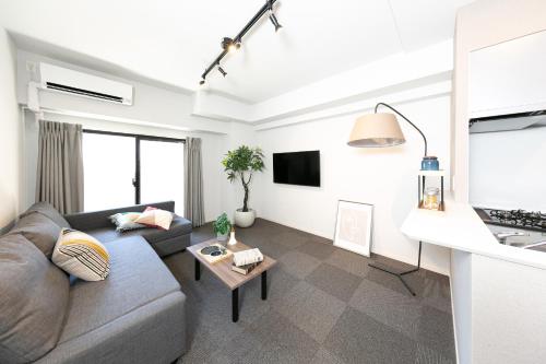 TV a/nebo společenská místnost v ubytování Living like Hotel 博多駅南