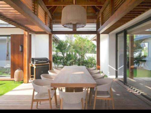 a dining room with a table and chairs at Villa Laeti in Saint-Jean