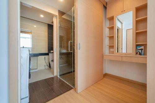 ein Badezimmer mit Dusche und Glastür in der Unterkunft Hillside 2BR Apartment with Pool & Gym 5 Min to Kamala Beach 48RK in Kamala Beach