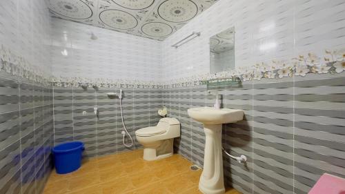 a bathroom with a sink and a toilet at Hotel Park Valley International in Ābdullāpur
