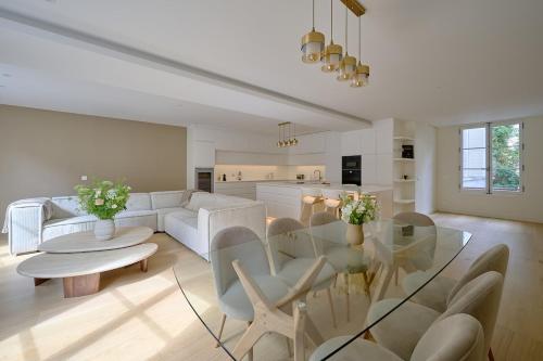 By Saint-Sulpice newly refurbished 4 BR apartment