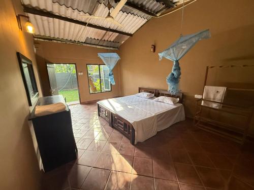 a bedroom with a bed in a room at Ceylonia Ape Gedara in Kochchikade