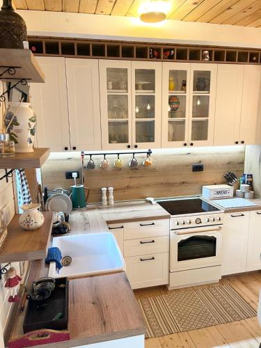 Η κουζίνα ή μικρή κουζίνα στο Holiday house Flores