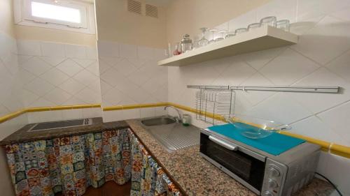 a small kitchen with a sink and a microwave at Gran Rey n4 in Valle Gran Rey