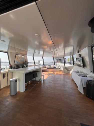 Μια τηλεόραση ή/και κέντρο ψυχαγωγίας στο Yacht Gavrinis