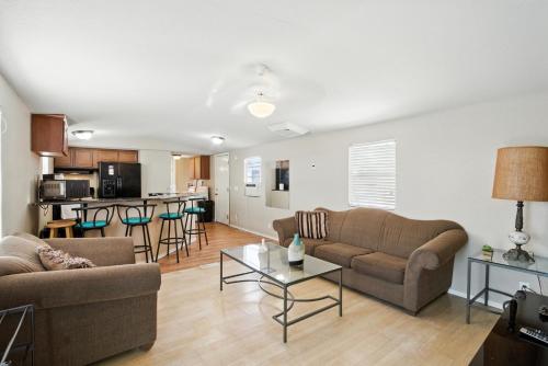 Kuchyň nebo kuchyňský kout v ubytování Desert Haven Cozy 2-Bedroom Mobile Home Near NMSU home