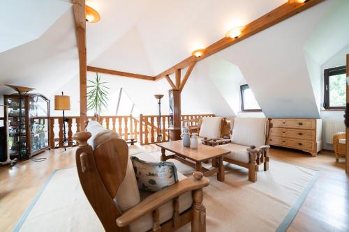 Ein Sitzbereich in der Unterkunft Idyllisches Ferienhaus, Pool & Badeteich nahe Wien