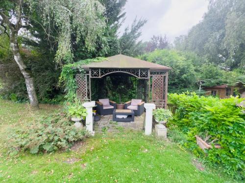Ein Garten an der Unterkunft Idyllisches Ferienhaus, Pool & Badeteich nahe Wien