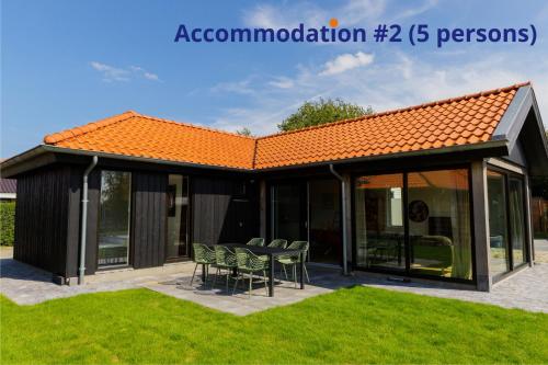 einen Pavillon mit einem Tisch und Stühlen im Hof in der Unterkunft Luxe 10-persoons vakantiehuis Lauwersmeer, Friesland in Anjum