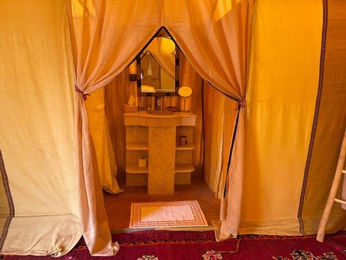 Postel nebo postele na pokoji v ubytování Erg Sahara camp