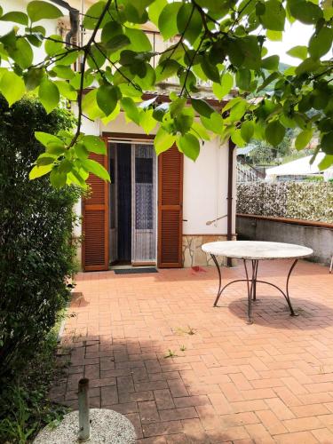 a picnic table in the courtyard of a house at Una casa ospitale con giardino in Castel SantʼAngelo