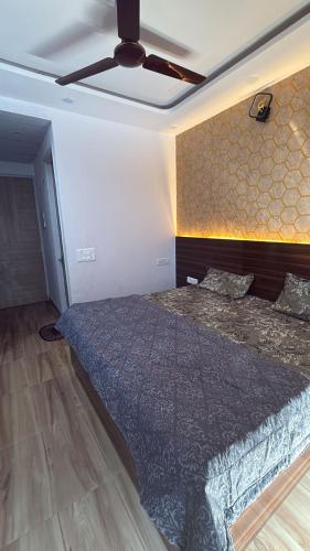 En eller flere senge i et værelse på Kaveri Stay