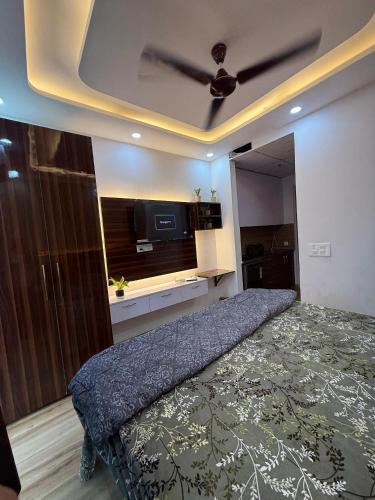 En eller flere senge i et værelse på Kaveri Stay