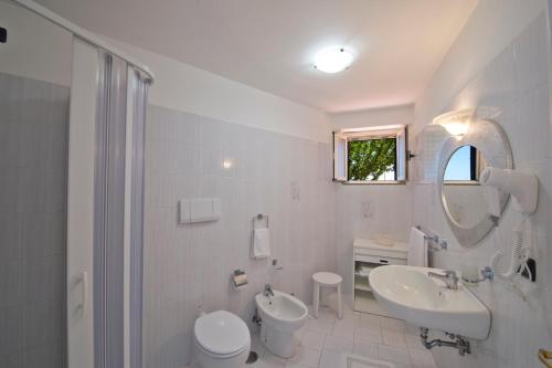 フローレにあるL'Incantoのバスルーム(洗面台、トイレ、鏡付)
