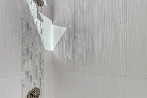 Et badeværelse på Classy Bohemian Beach Cabana- Close to Beach