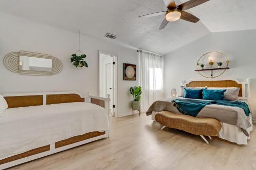 En eller flere senge i et værelse på Classy Bohemian Beach Cabana- Close to Beach