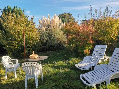 En have udenfor Maison de charme en station thermale