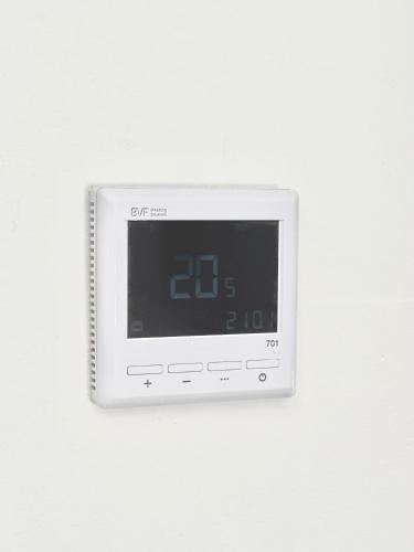 an alarm clock is on a white wall at Káli-lak Vendégház in Köveskál