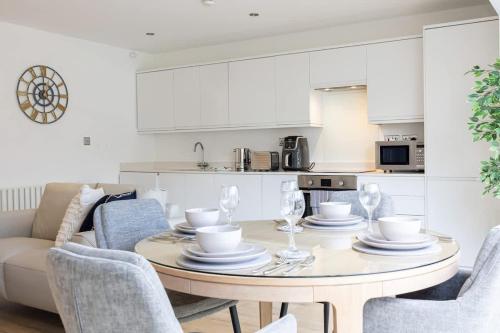 a kitchen and dining room with a table and chairs at Brooklyn Mews-Free Parking-Village Location in Cheadle