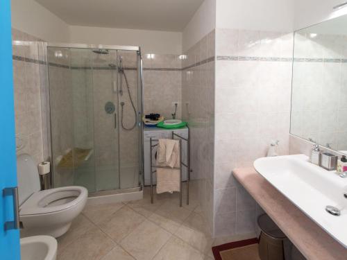 フィナーレ・リーグレにあるMansarda Cavassolaのバスルーム(シャワー、トイレ、シンク付)