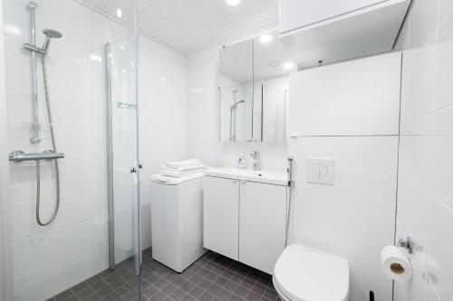 ULEABO New and bright downtown 3-room apartment في أولو: حمام ابيض مع مرحاض ودش