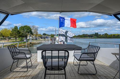 Θέα στο ποτάμι κοντά σε αυτό το πλωτό κατάλυμα