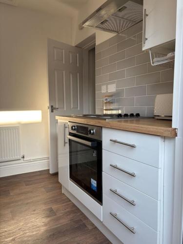 Η κουζίνα ή μικρή κουζίνα στο Winslow House- Close To Coop Etihad & Free Parking
