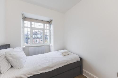 Postel nebo postele na pokoji v ubytování Elegant West London Home with Style
