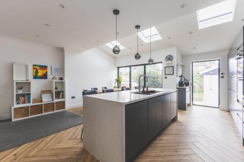 Kuchyň nebo kuchyňský kout v ubytování Elegant West London Home with Style