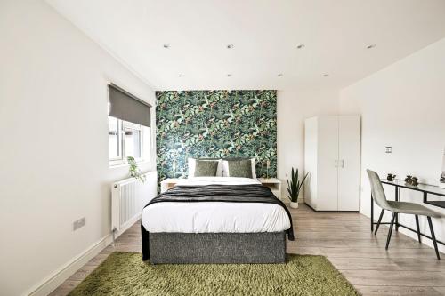 a bedroom with a bed and a green and white wall at Ealing Broadway Apartment- Near Tube Station -WIFI- Netflix in Ealing