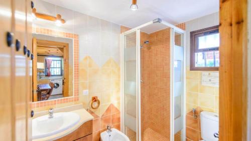 une salle de bain avec un lavabo, une douche et des toilettes dans l'établissement Casa La Haza de Frigiliana by Ruralidays, à Frigiliana