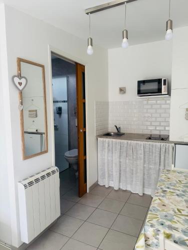Kuchyň nebo kuchyňský kout v ubytování Gîte Les Lauriers Roses