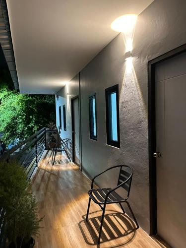 Μπαλκόνι ή βεράντα στο Bike Works Inn Bang Tao
